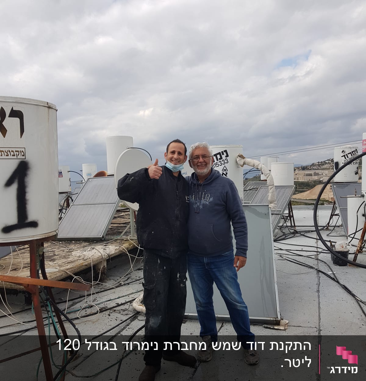 דודי שמש על גג עם לוחות סולאריים וצינורות